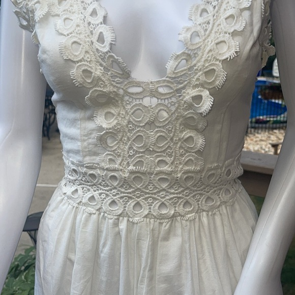 toby heart ginger Dresses & Skirts - Ivory lace, embroidered dress, lined at the skirt and part of the top size S